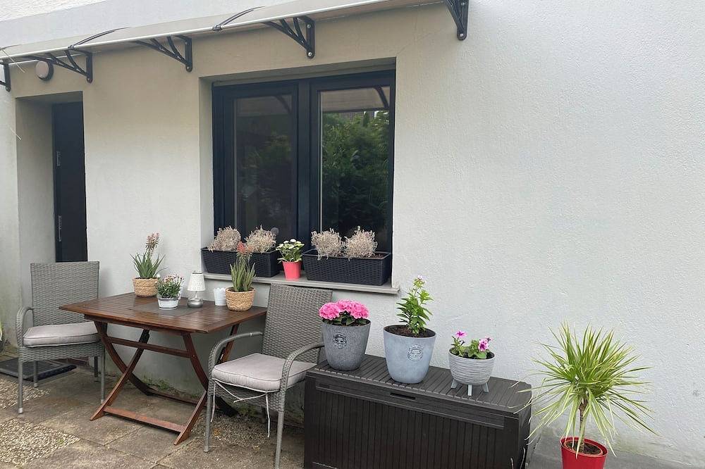 Ganze Wohnung, Schöne,frisch renovierte Ferienwohnung mit Terrasse, 2 Min. bis zur Autobahn in Wermelskirchen, Rheinisch-Bergischer Kreis