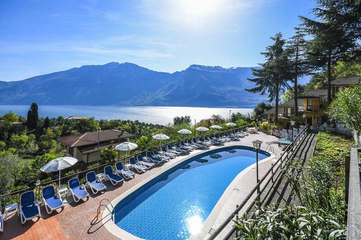 Ferienwohnung für 6 Personen, mit Balkon/Terrasse und Terrasse sowie Kinderpool und Pool in Limone sul Garda