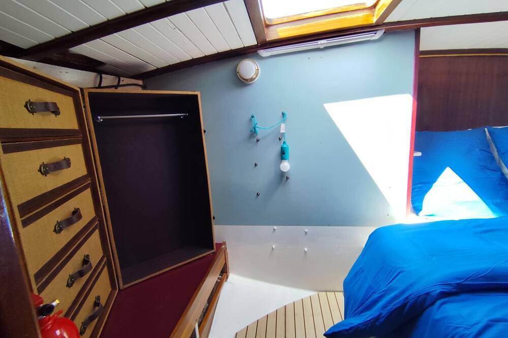 Saga, wooden sailboat close to beaches and ferries in Ouistreham, Caen und Umgebung