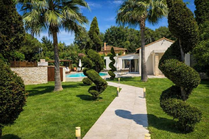 Villa für 6 Personen, mit Terrasse und Garten sowie Pool