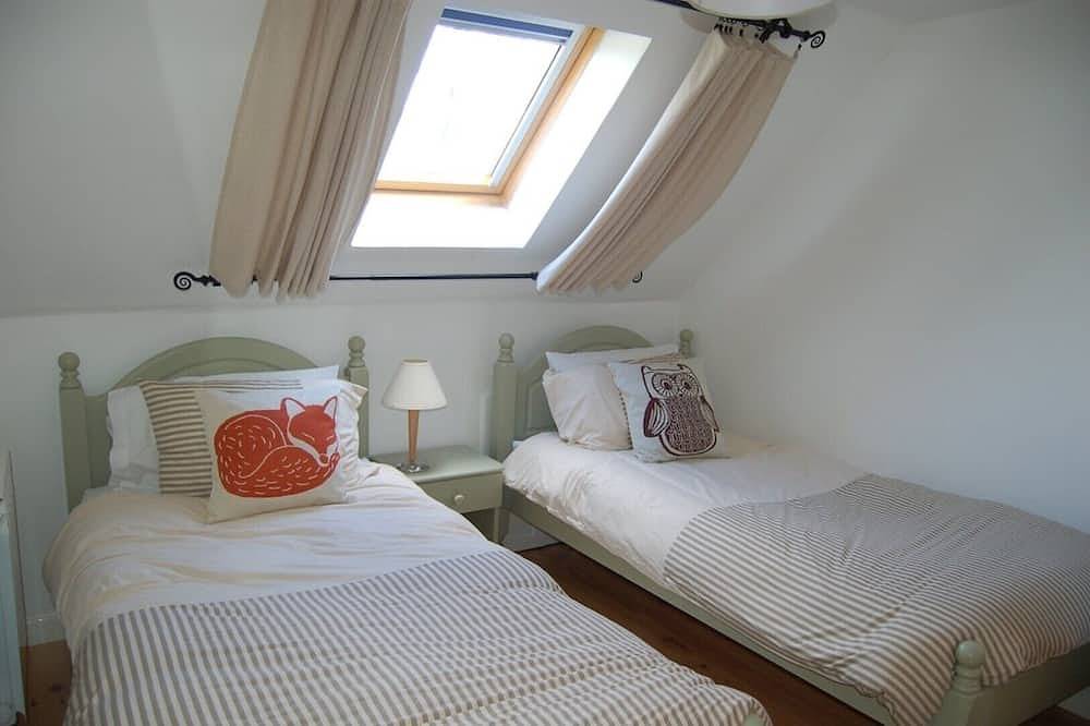 Coastal cottage with heated pool and gardens, 10 mins to beach in Plomodiern, Région de Châteaulin