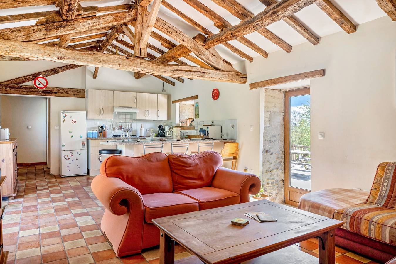 Gîte Des Martins-pêcheurs with Shared Pool, Private Terrace and Wi-Fi in Sanxay, Vienne