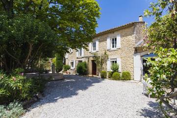 Maison d’hôte pour 2 personnes, avec balcon et piscine ainsi que jacuzzi et jardin à Lagnes