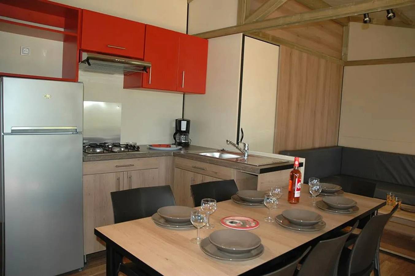 Chalet 'Camping Les Pialades - Edén' con piscina compartida, terraza privada y jardín privado in Nabirat, Périgord Noir