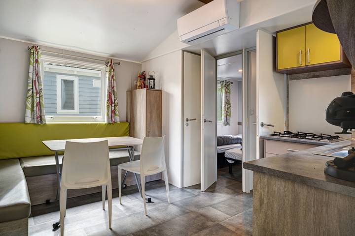 Mobile home 'Moon River' with private terrace, Wi-Fi and air conditioning in Thiviers, Périgord Vert