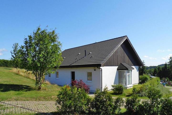 Ferienhaus für 6 Personen, mit Terrasse und Pool sowie Sauna