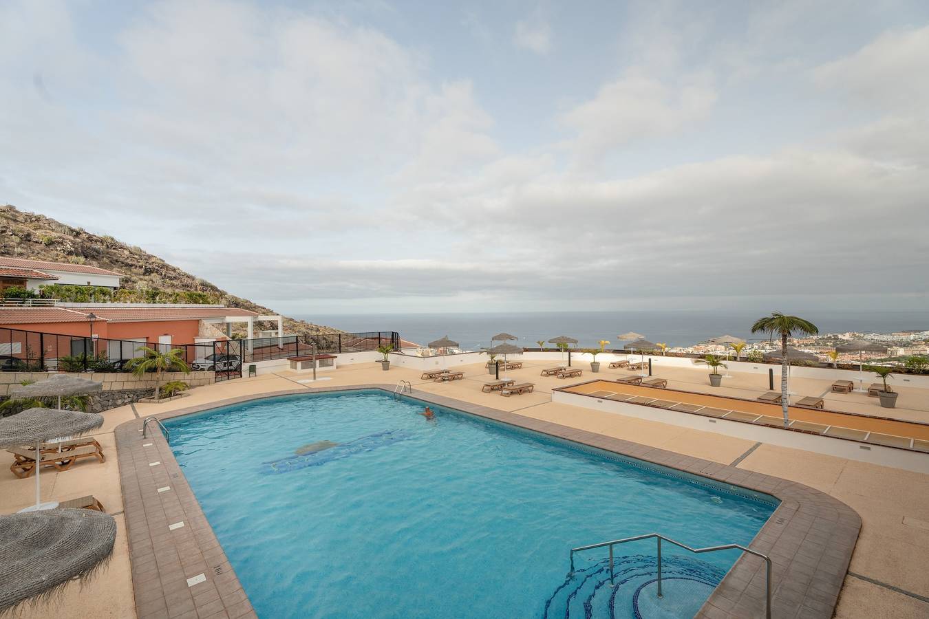 Ganze Wohnung, Ferienwohnung '3 Schlafzimmer Beheizter Pool' mit Meerblick, Privater Terrasse & Wlan in Adeje, Teneriffa Süd