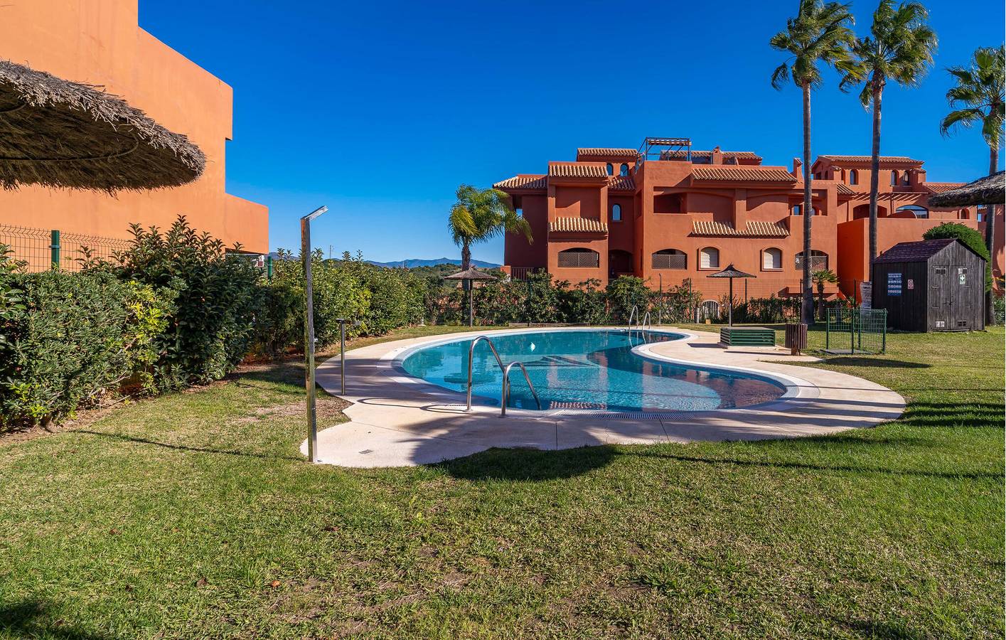 Sereno Apartamento con Piscina, Terraza y AC cerca de Playa Costa Natura in Albayt Costa Galera Country Club, Estepona