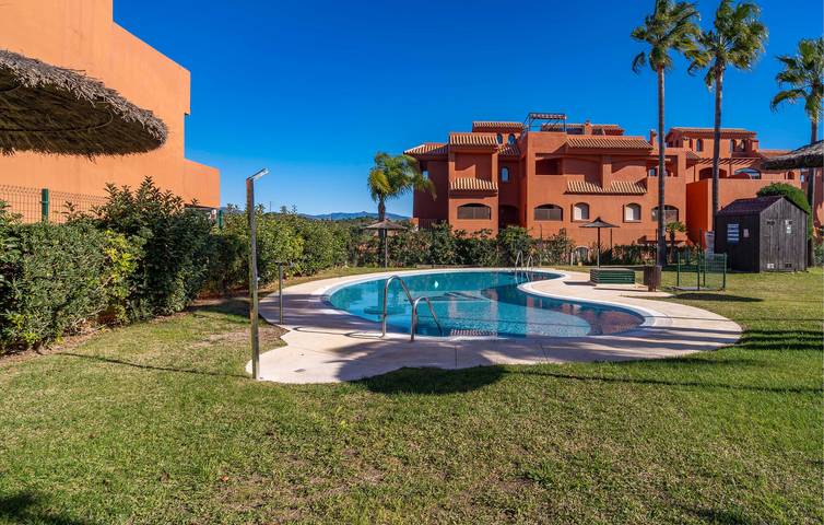 Ruhige Wohnung mit Pool, Terrasse & AC in der Nähe von Playa Costa Natura in Albayt Costa Galera Country Club, Estepona