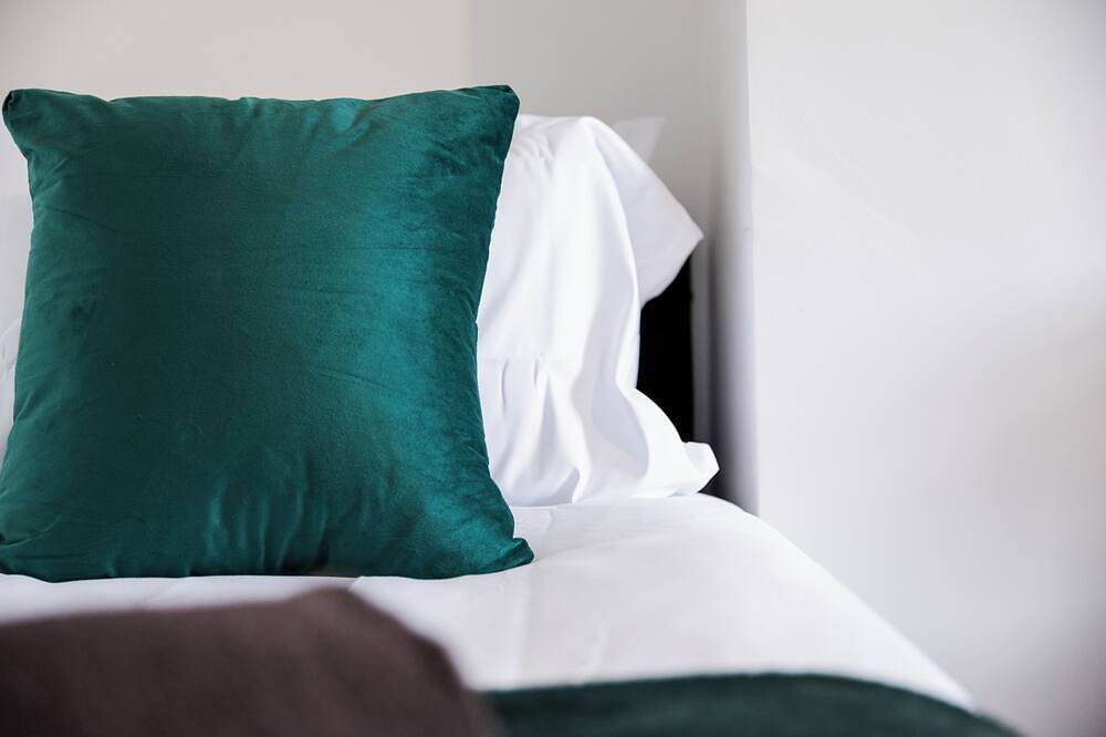 Large Home, Ideal for Contractors, Sleeps 7! in Stoke-on-Trent, Midlands