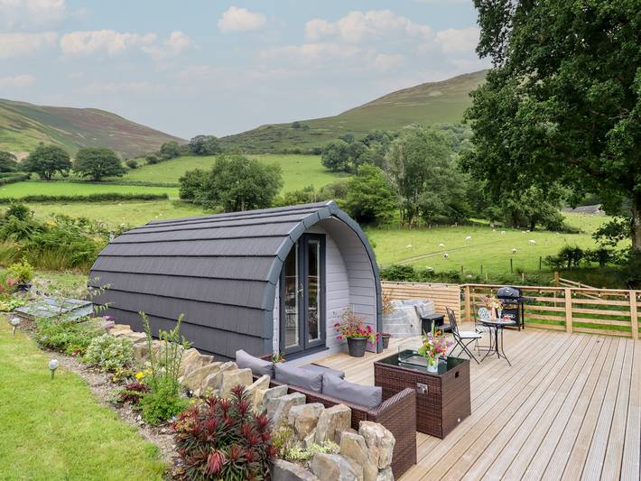 Hut for 2 people, with garden and hot tub as well as sauna in 