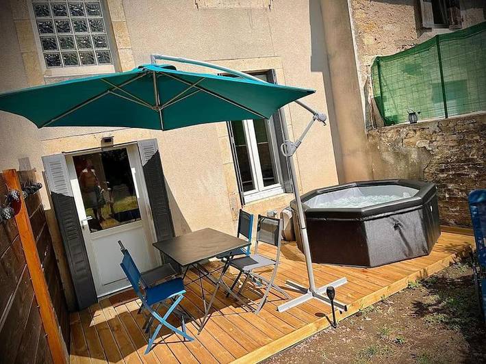 Gîte pour 4 personnes, avec Jacuzzi ainsi que Terrasse et Jardin à Traves (homonymie)