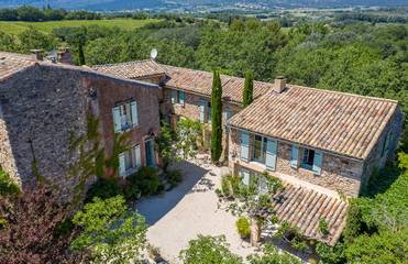 Gîte pour 2 personnes, avec piscine et jardin à Roussillon