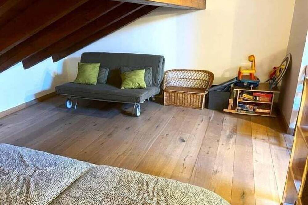 Apartamento entero, Duplex 6 Pax. con Buhardilla, Chimenea y Balcón in Llivia, Cerdanya