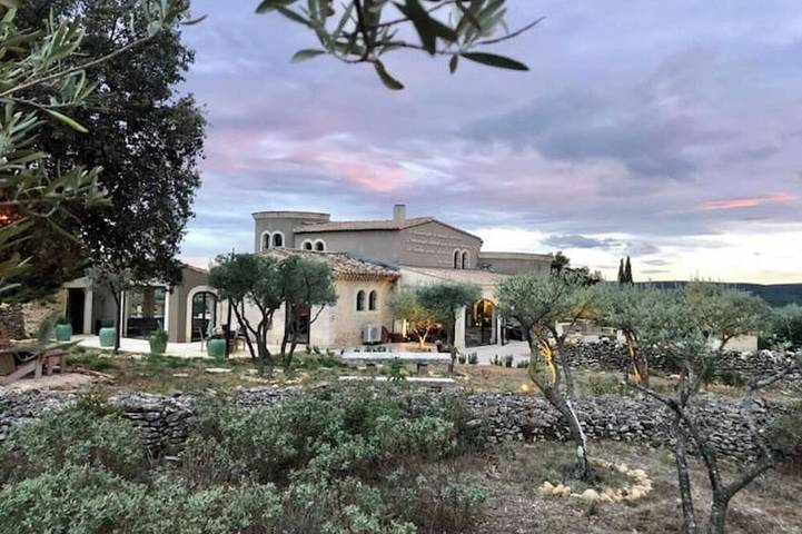 Villa de Luxe en Face du Célèbre Pont-du-gard in Castillon-du-Gard, Region de Nimes