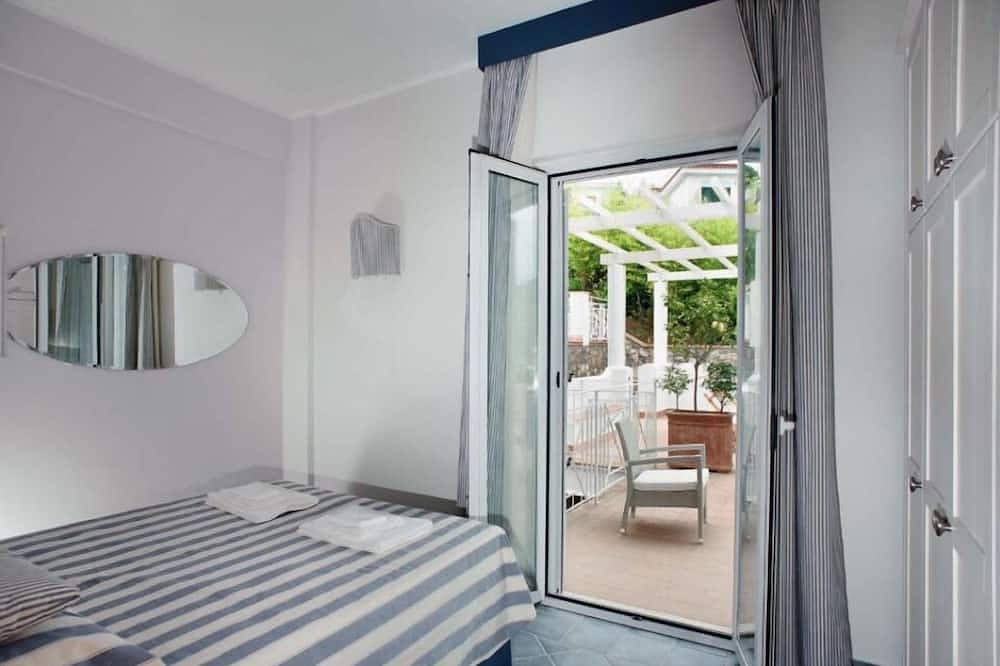 Entire apartment, Cannicelle   Apartment with sea view located inside the Residence le Ruve Bianche with swimming pool and private beach in Vibonati, Cilento