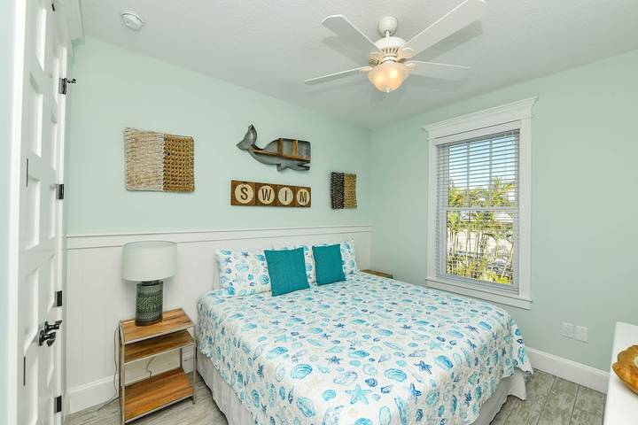 Vacation house for 23 people, with hot tub and balcony, with pets in Anna Maria Island