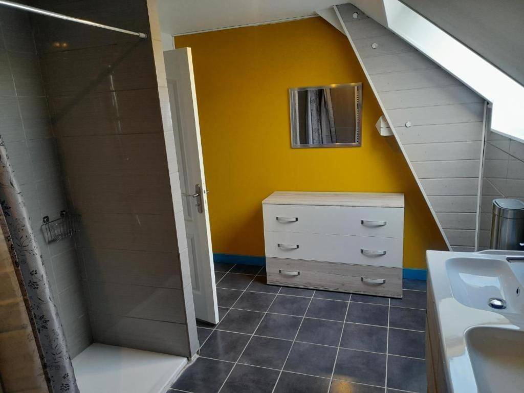 Single Bed in Dormitory Room in Condé-en-Normandie, Région de Vire