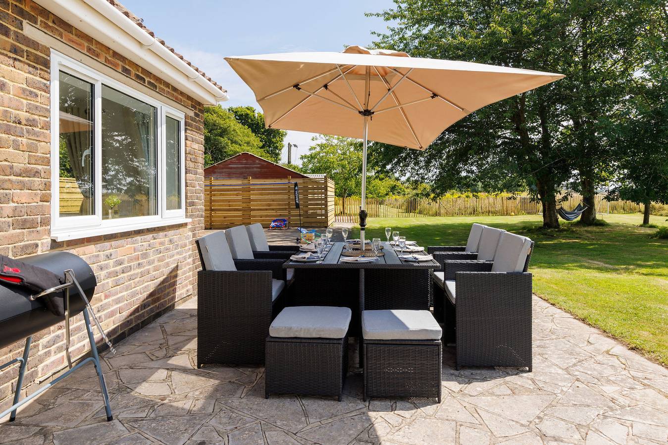 Charming 3-Bed Country Cottage with Hot Tub in West Wittering, West Sussex