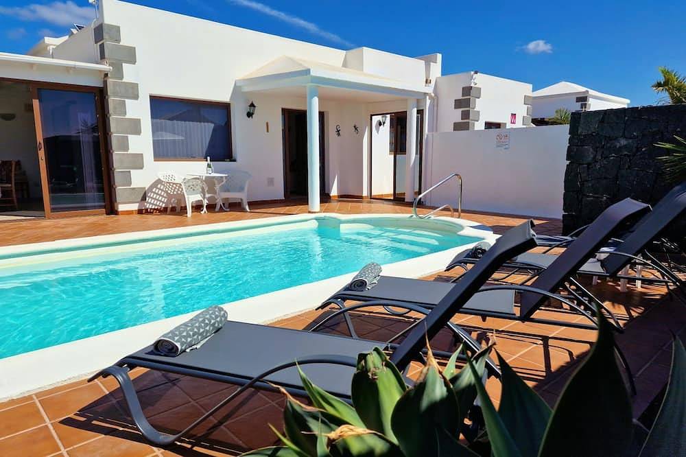 Four bedroomed villa private heated pool, air conditioning, central Playa Blanca in Playa Blanca, Yaiza