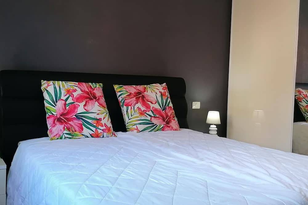 Ganze Wohnung, Apartment in residence with swimming pool. Private garden in Caprino Veronese, Gardasee-Berge