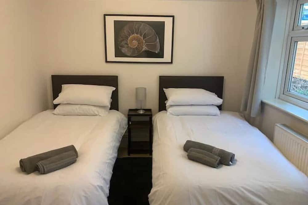Entire apartment, Central 2 bed flat with off street-parking in Bristol, South West England