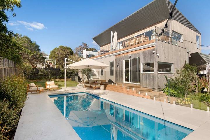 Holiday home for 16 people, with garden and terrace in Mornington