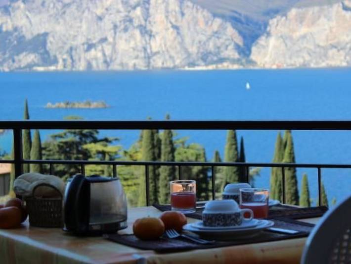 Ferienwohnung für 2 Personen, mit Balkon und Terrasse sowie Garten und Pool in Malcesine