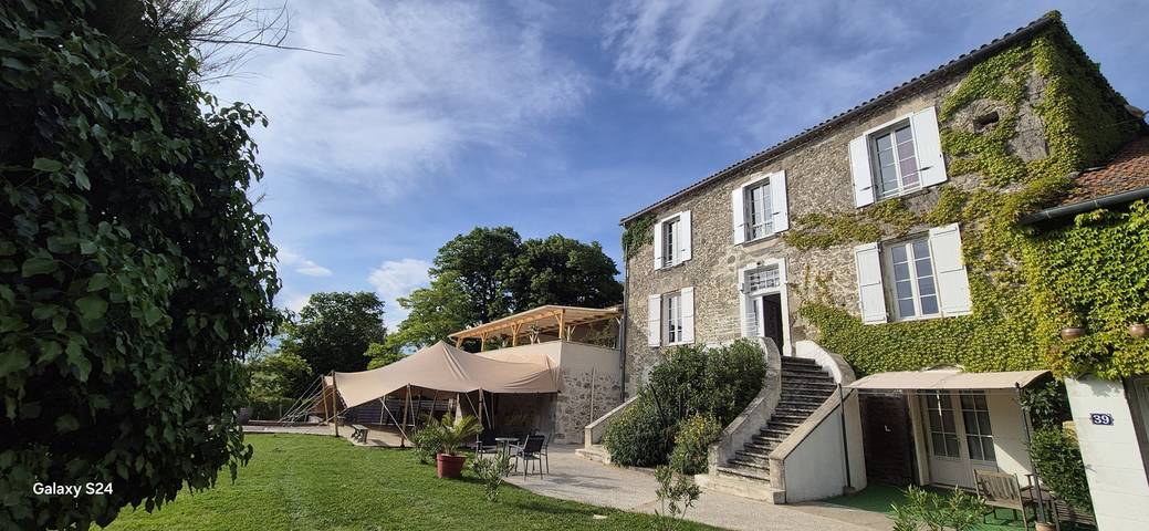 Gîte pour 15 personnes, avec piscine ainsi que jardin et terrasse, animaux acceptés à Montagnac-sur-Auvignon