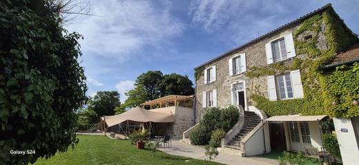 Gîte pour 15 personnes, avec jardin ainsi que piscine et terrasse, animaux acceptés à Montagnac-sur-Auvignon