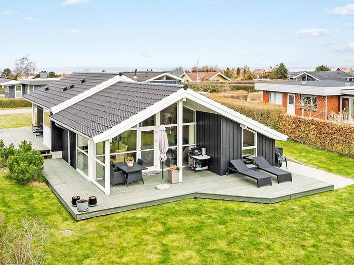 Ferieudlejning for 8 personer, med Terrasse og Have i Bogense