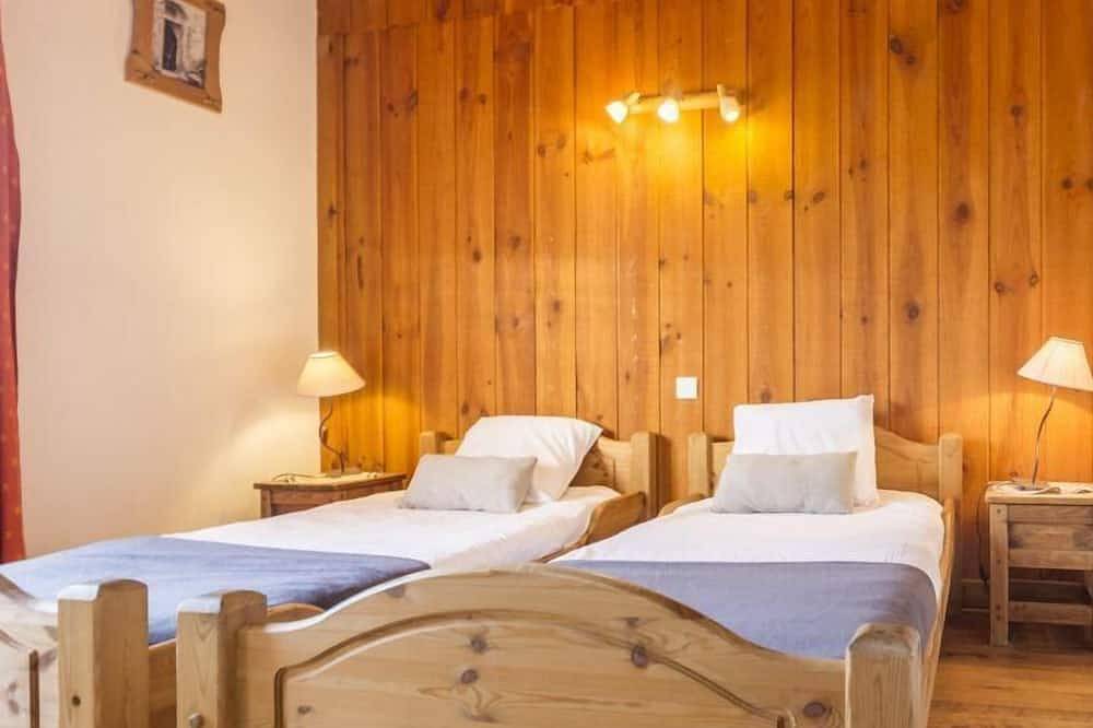 Chalet, sauna, terrace, fireplace or stove, parking, tv, ski locker, 110m² in Saint-Martin-de-Belleville, Les Trois Vallées