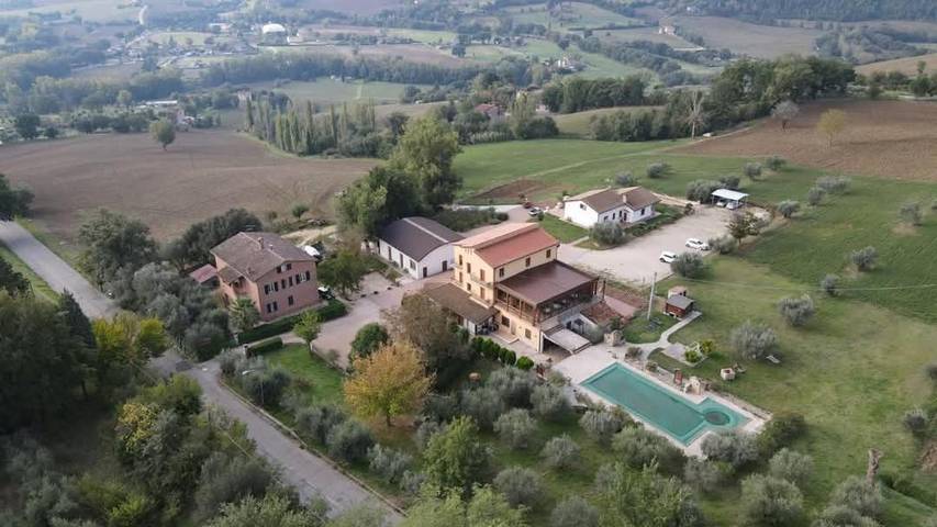 Agriturismo per 2 persone, con giardino e panorama nonché piscina, con animali domestici in Todi