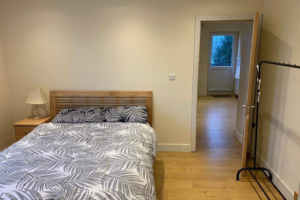 1-Bed unit 10 minute drive from Hellfire Caves in High Wycombe, Chiltern Hills