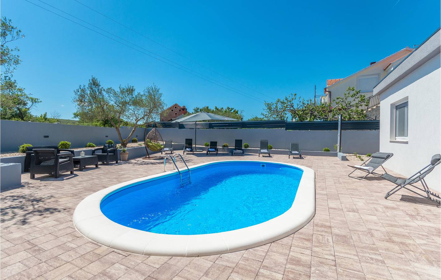 Geräumige 112 m² große Wohnung mit Pool, Terrasse und WLAN in Općina Sveti Filip i Jakov, Zadar