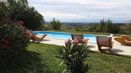 Location de vacances pour 6 personnes, avec jardin et piscine ainsi que sauna et jacuzzi à Saint-Frajou