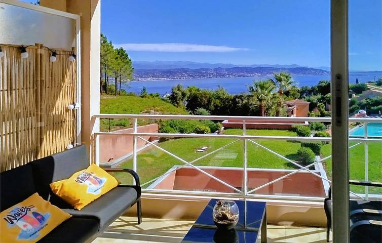 Ganze Ferienwohnung, Ferienwohnung mit Meerblick, Pool und Terrasse, in der Nähe der Plage du Château in Théoule-sur-Mer, Massif de l'Esterel