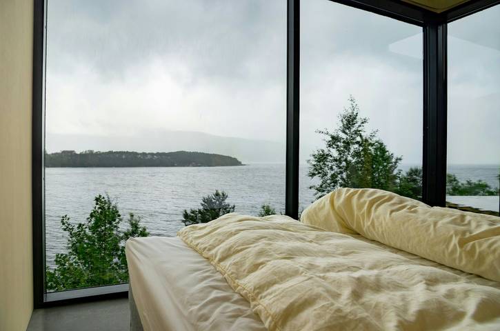 Von einem Architekten entworfene Hütte mit Blick auf den Fjord und die Berge in Vågsøy