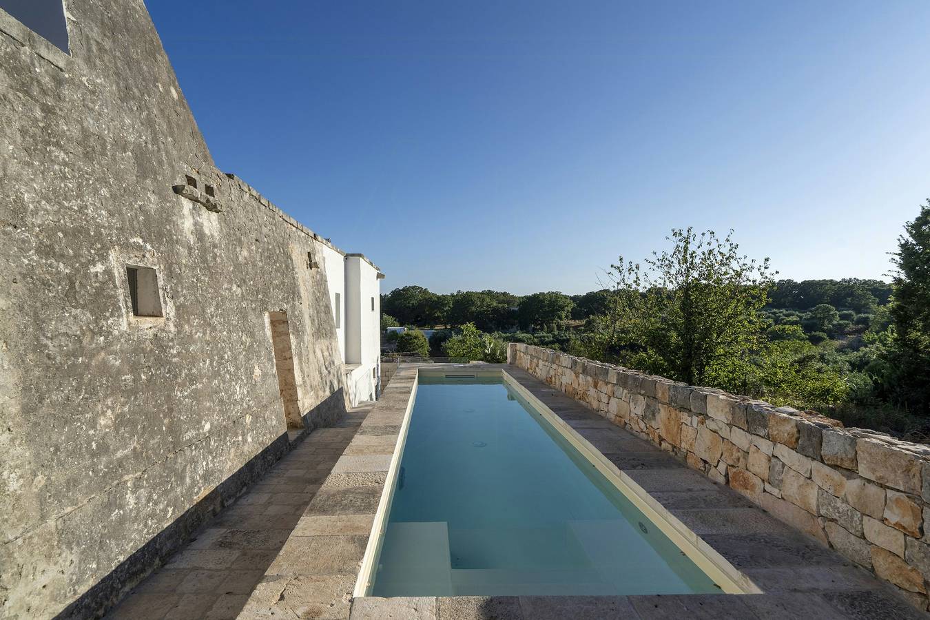 Trullo de diseño con piscina entre olivos y el mar in Locorotondo, Region de Bari
