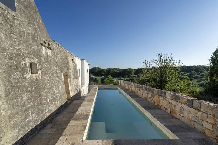 Trullo de diseño con piscina entre olivos y el mar in Locorotondo, Region de Bari