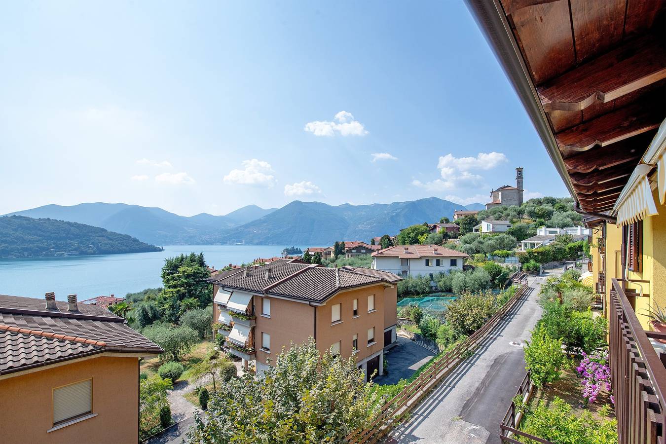 Entire apartment, Holiday apartment ‘Miralago Marone’ with lake view, private balcony and Wi-Fi in Marone, Comune di Marone
