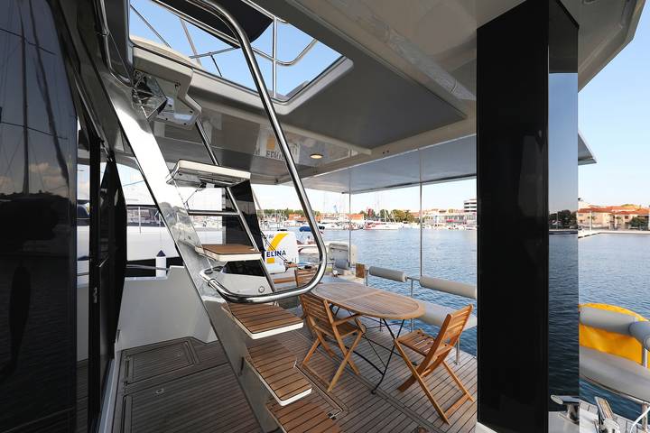 Boat for 6 people with hot tub in Vancouver, British Columbia
