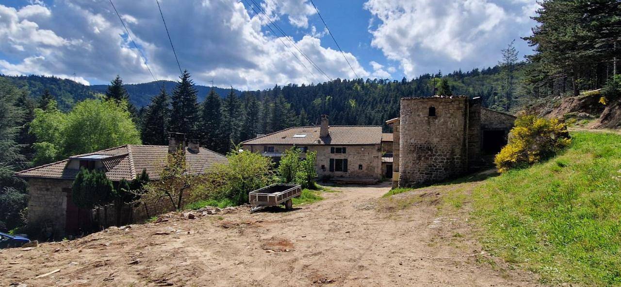 Domaine le Bouissou Du Mahun Gîtes de groupes en pleine forêt Ardéchoise in Saint-Symphorien-de-Mahun, Région de Tournon-sur-Rhône