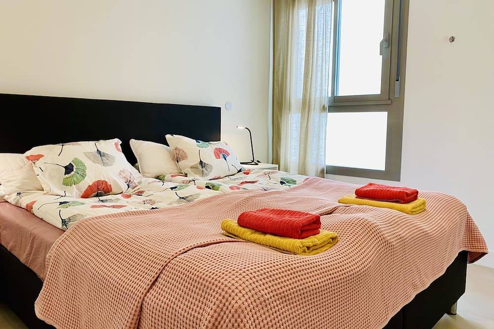 Hel lejlighed, Large one bedroom apartment with sea views. Large terrace. in Torrox Costa, Torrox