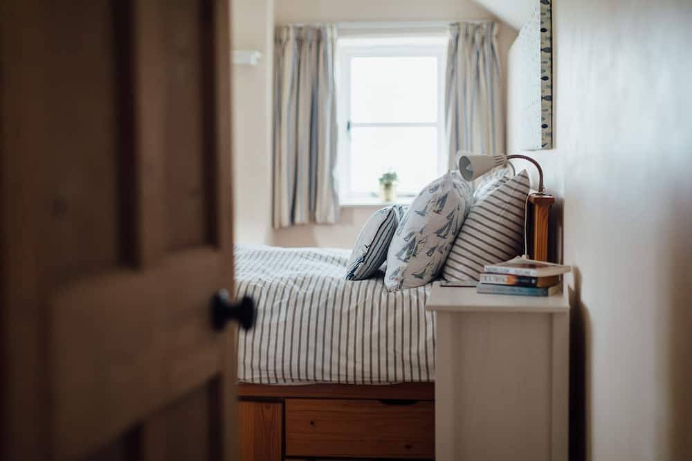 Gorgeous flint cottage overlooking the marshes, walking distance to beach in Salthouse, Norfolk Coast