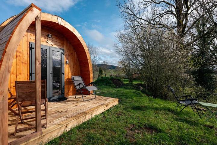 Gîte pour 2 personnes, avec vue ainsi que jardin et terrasse à Étival (Jura)