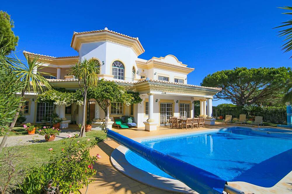 Geräumige 4 Schlafzimmer Villa in ruhiger Lage mit Meerblick in Vale do Lobo, Almancil