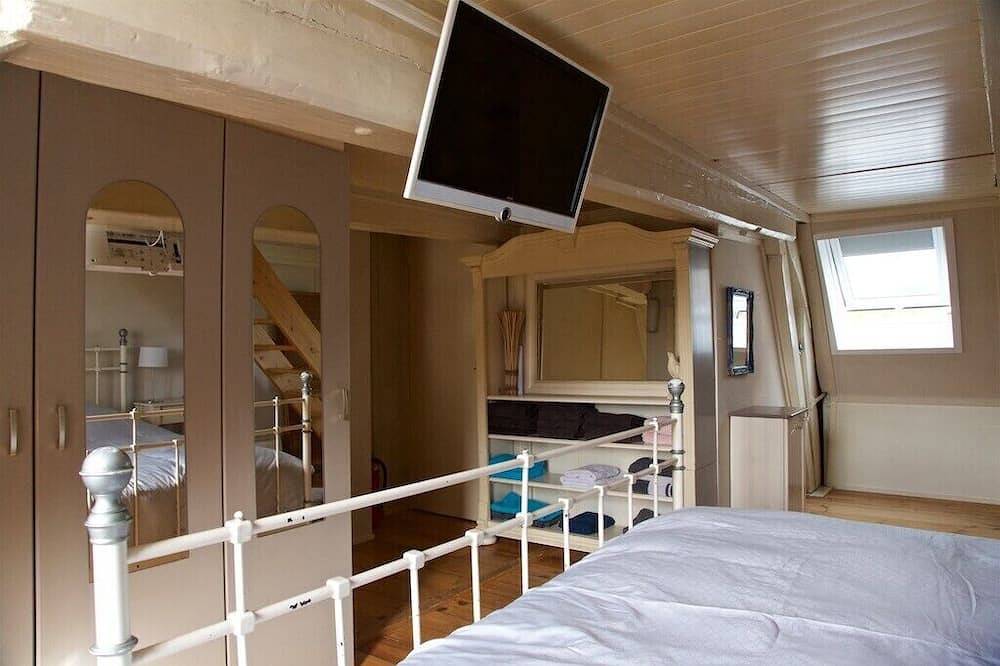Huis in het centrum van Alkmaar, op Kanalen systeem (optie: met boot) in Nederlandse Noordzeekust