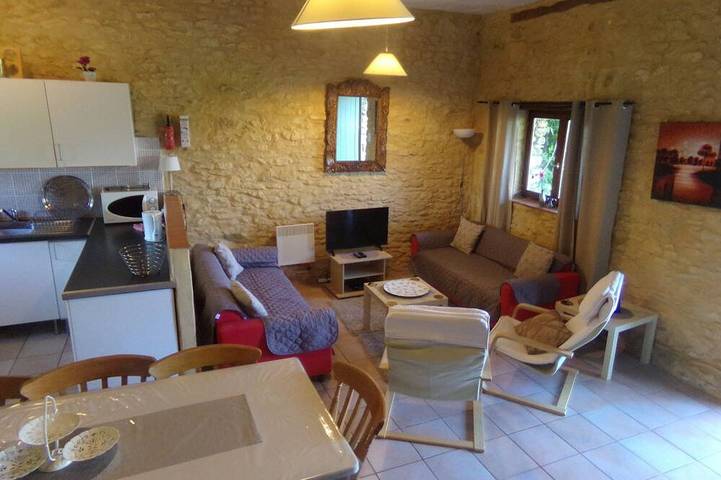 Location de vacances pour 8 personnes, avec jardin et piscine à Nadaillac-de-Rouge