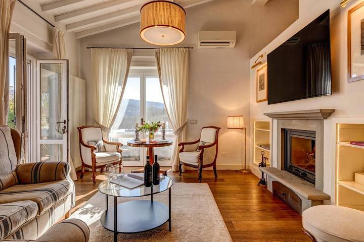 Chambre d’hôte pour 4 personnes, avec Balcon et Jacuzzi ainsi que Terrasse et Jardin à Greve In Chianti